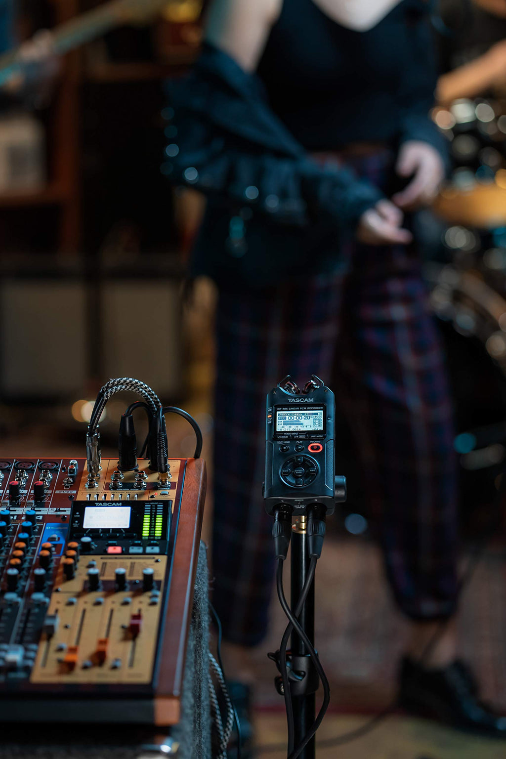 4-Track Portable Handheld Field Recorder with 2 XLR/TRS Inputs C96279